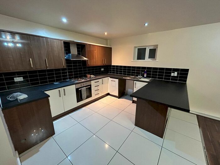 4 Bedroom Property To Rent In Oakwood Road, Batley, WF17