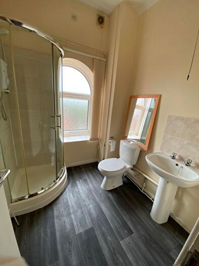 4 Bedroom Semi-Detached House To Rent In Blenheim Square, Leeds, LS2