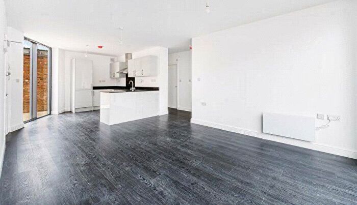 2 Bedroom Flat To Rent In Spencer Road, Acton, London, W3