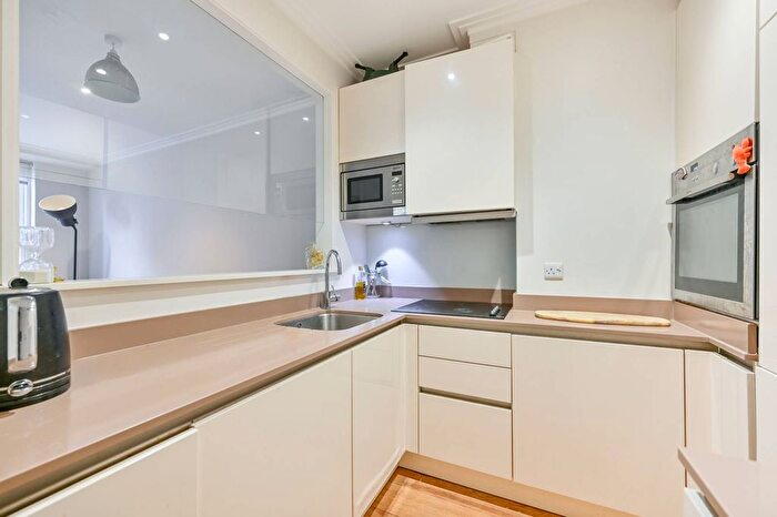 1 Bedroom Flat For Sale In The Causeway, Teddington, London, TW11