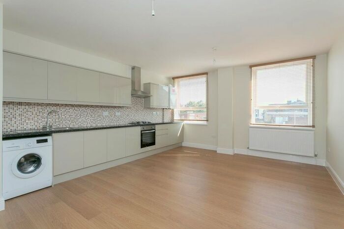 2 Bedroom Flat To Rent In Eastwood Close, London, E18