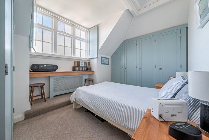 2 Bedroom Flat For Sale In Catisfield Lane, Fareham, Hampshire, PO15