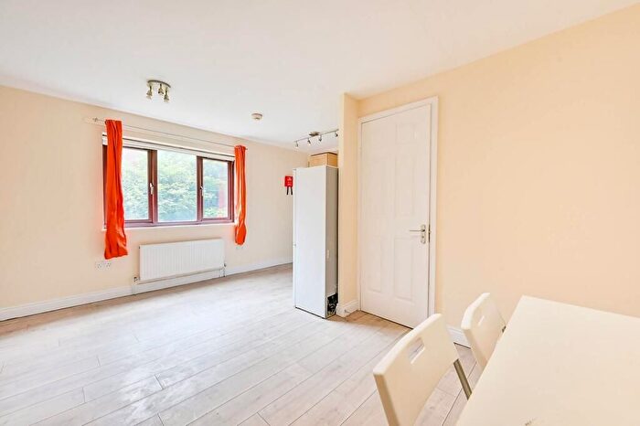 2 Bedroom Flat To Rent In Beardsley Way, London, W3