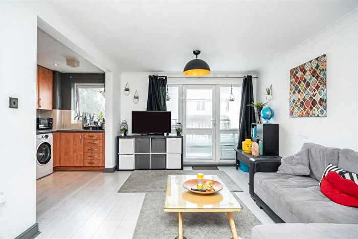 2 Bedroom Flat For Sale In Candle Street, Stepney Green, E1