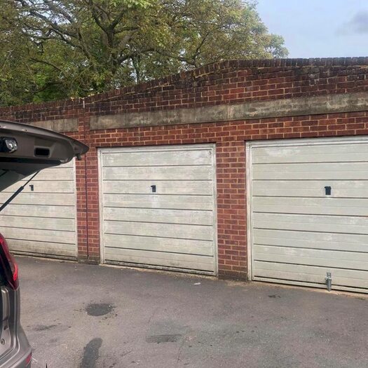 Garage / Parking To Rent In Holders Hill Road, London, NW4
