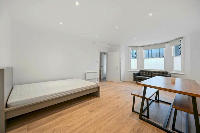 Studio To Rent In Sinclair Gardens, Brook Green, London, W14