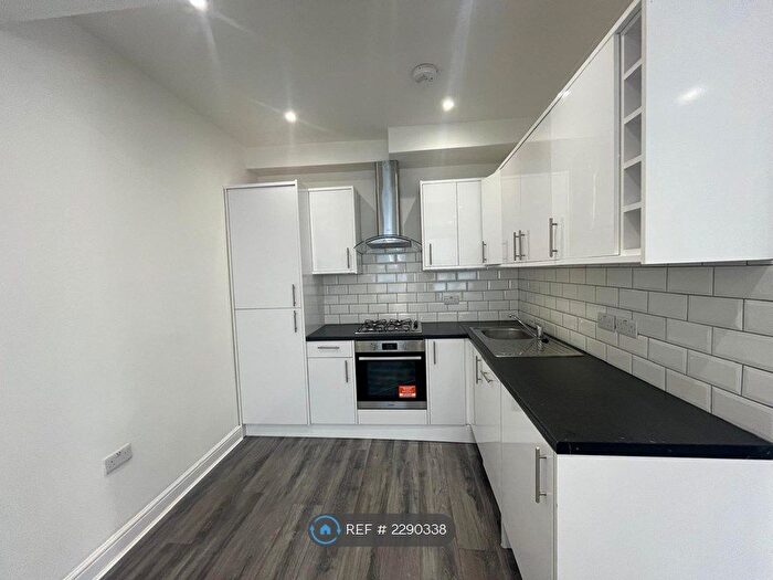 3 Bedroom Flat To Rent In Grand Parade, London, N4