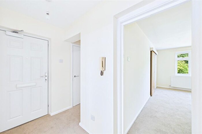 2 Bedroom Flat For Sale In Salthouse Road, Clevedon, BS21