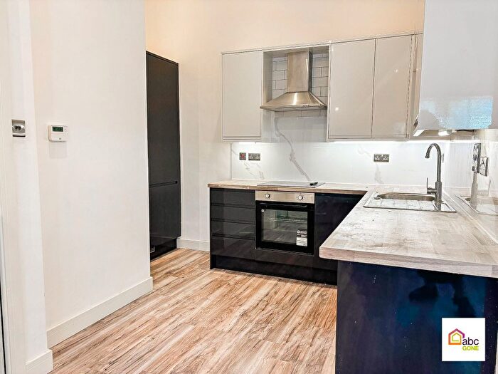 2 Bedroom Flat To Rent In Flat, London Road North, Merstham, Redhill, RH1