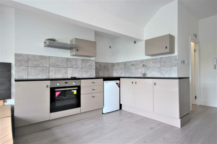 Flat To Rent In Urmston Lane, Manchester, M32