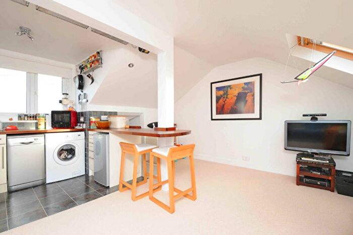 1 Bedroom Flat To Rent In Hainthorpe Road, West Norwood, London, SE27