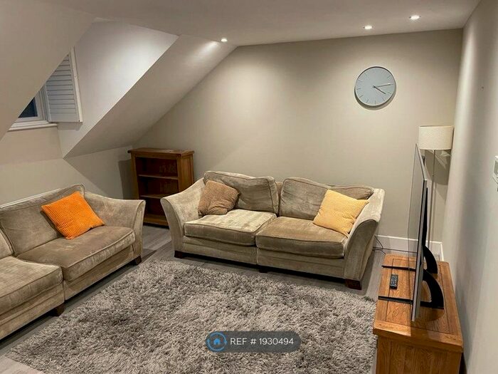3 Bedroom Flat To Rent In Larkhall Lane, London, SW4