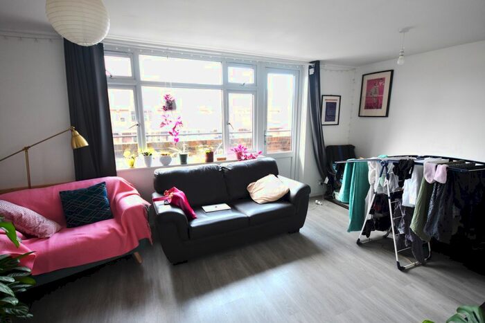 3 Bedroom Maisonette To Rent In Watney Market, London, E1