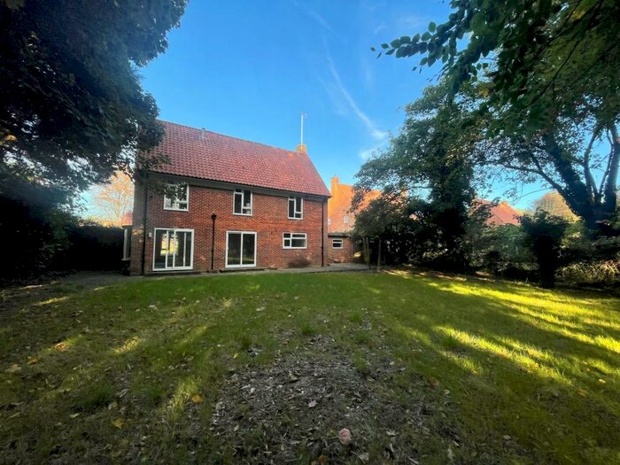 3 Bedroom Detached House To Rent In Biggs Lane, RG2