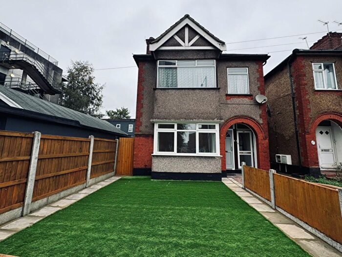 2 Bedroom Maisonette To Rent In St. Edwards Way, Romford, RM1