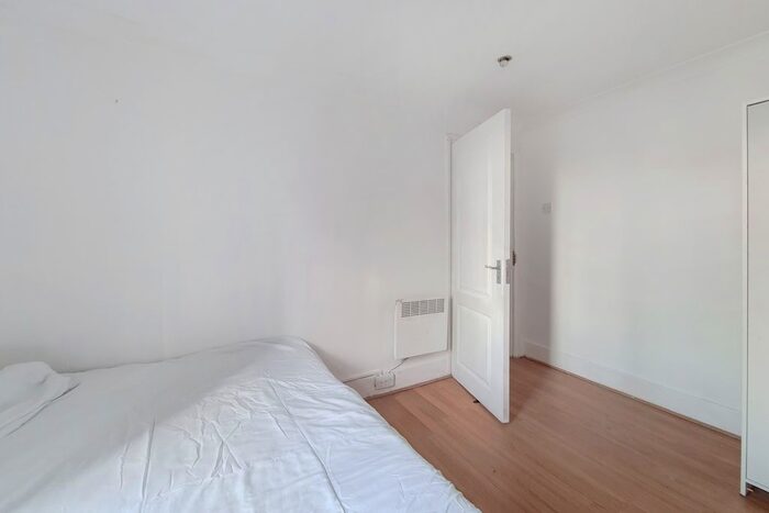 2 Bedroom Flat To Rent In Castelnau Road, London, SW13