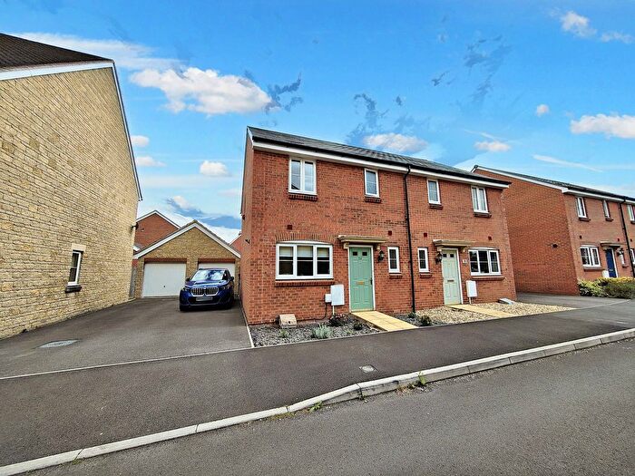 3 Bedroom Semi-detached House For Sale In Lapwing Road, Melksham, SN12