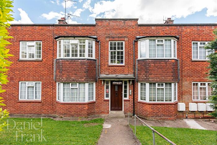 3 Bedroom Flat For Sale In High Road, Loughton, IG10