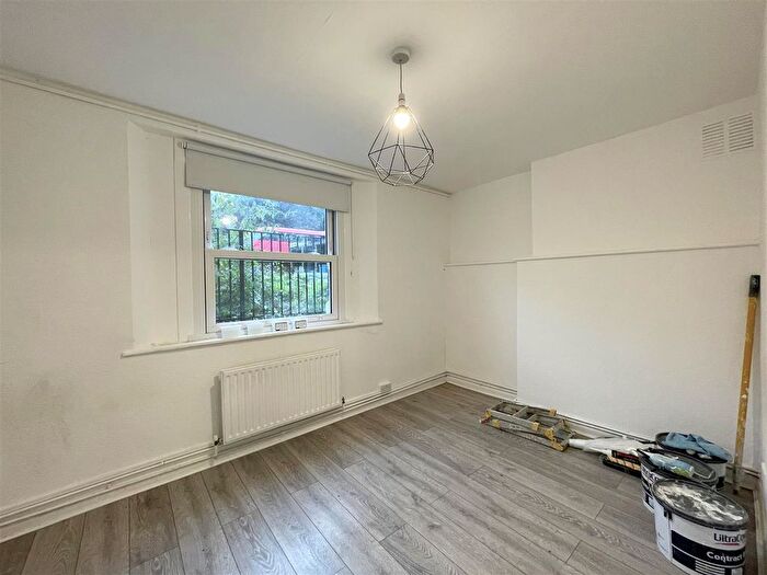 2 Bedroom Flat To Rent In Amhurst Road, Hackney, E8