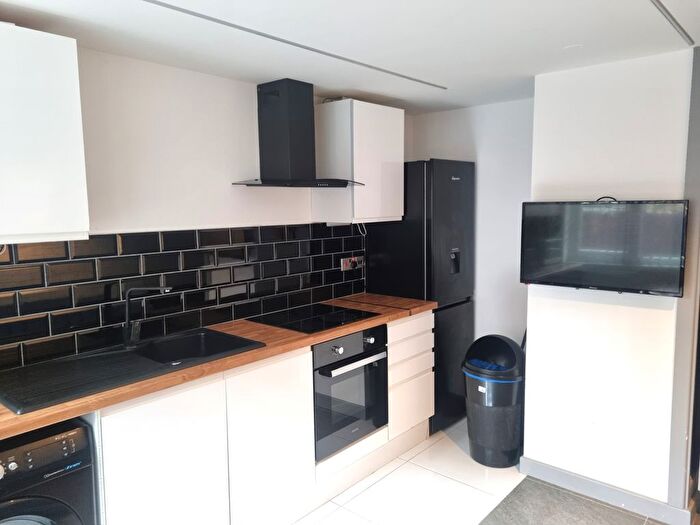 3 Bedroom Flat To Rent In Ladybarn Lane, Manchester, M14