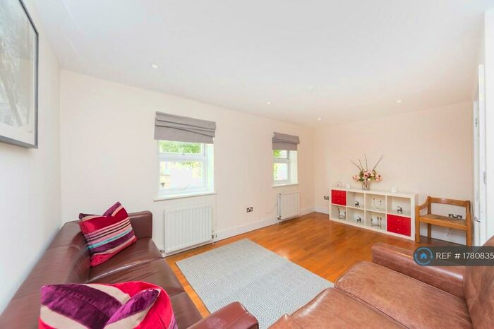 3 Bedroom Flat To Rent In Haverstock Hill, London, NW3