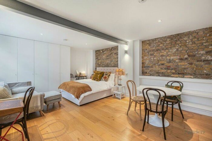 Flat To Rent In Buckingham Road, London, N1