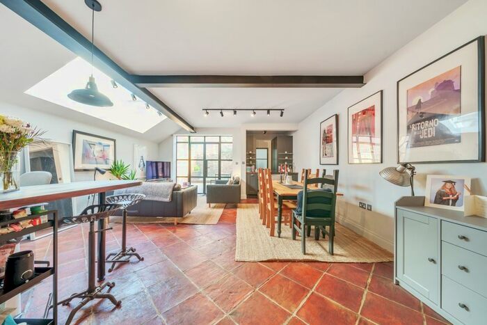 2 Bedroom Flat To Rent In Sterne Street, London, W12