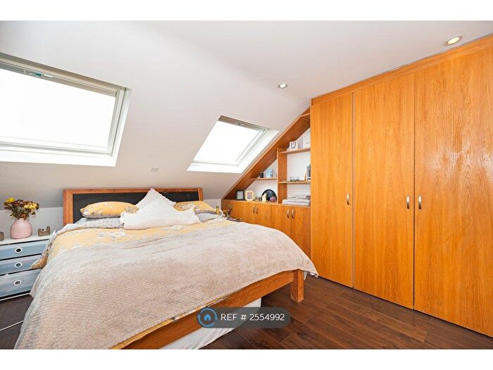 3 Bedroom Flat To Rent In Pentney Road, London, SW19