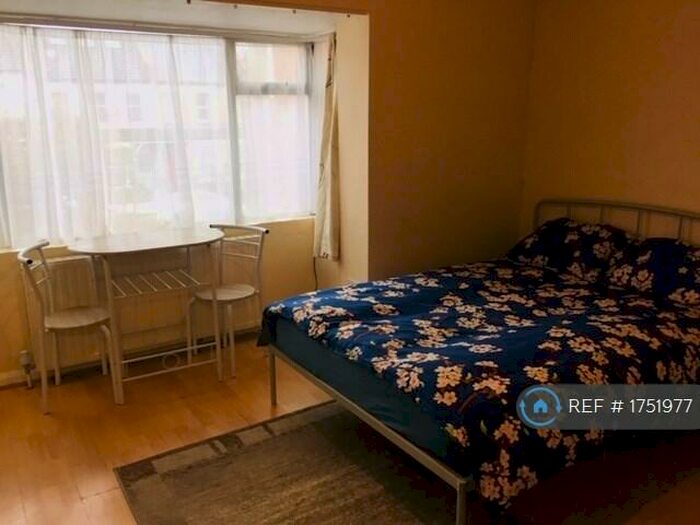 Studio To Rent In Macdonald Road, London, N11