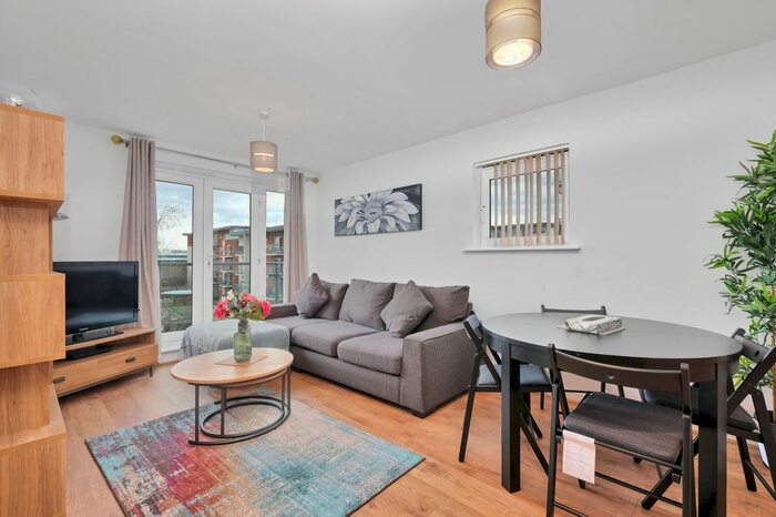 2 Bedroom Flat To Rent In Parkhouse Court, Hatfield, AL10