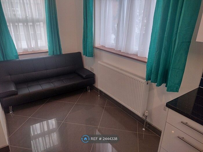 2 Bedroom Flat To Rent In London, London, NW2