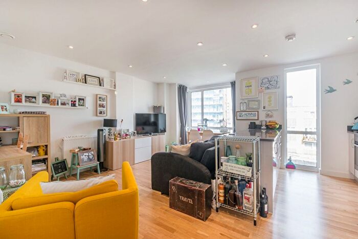 1 Bedroom Flat For Sale In Lighterage Court, Brentford, TW8