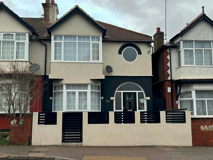 3 Bedroom Semi-Detached House To Rent In Trinity Road, Luton, LU3