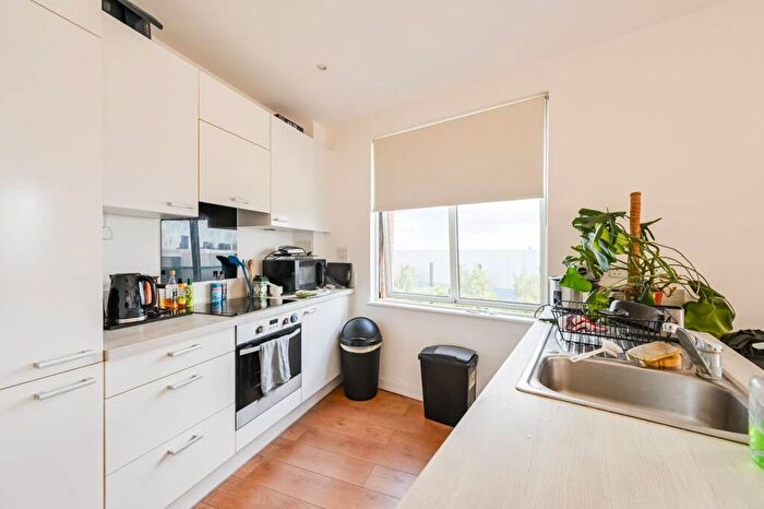 2 Bedroom Flat To Rent In Navigation Road, Tower Hamlets, London, E3