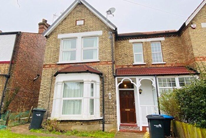 3 Bedroom Property To Rent In Avenue Road, London, N14
