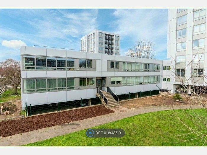 2 Bedroom Flat To Rent In Wellington Close, Walton-On-Thames, KT12