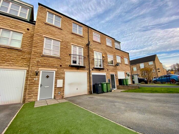 4 Bedroom House To Rent In Marlington Drive, Huddersfield, HD2