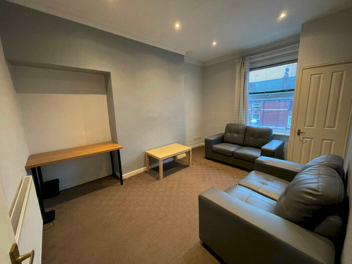 1 Bedroom Apartment To Rent In Flat, Providence Avenue, Leeds, West Yorkshire, LS6