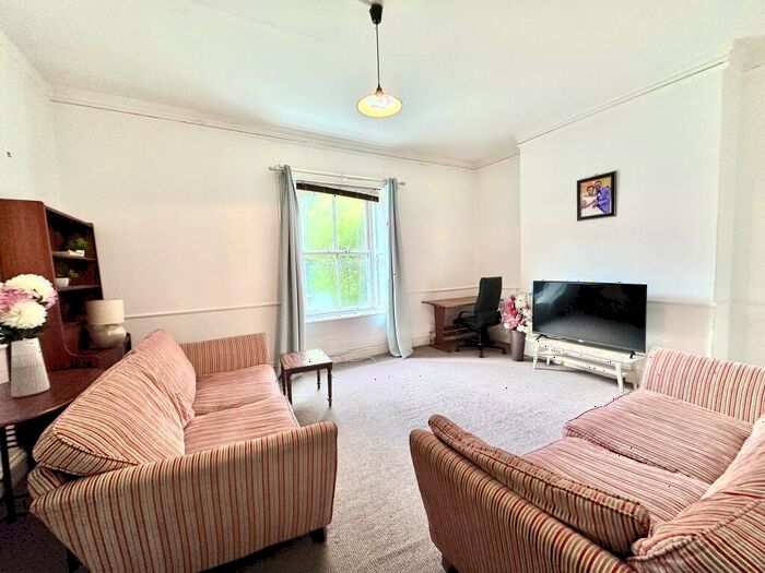 1 Bedroom Apartment To Rent In North Road East, F1