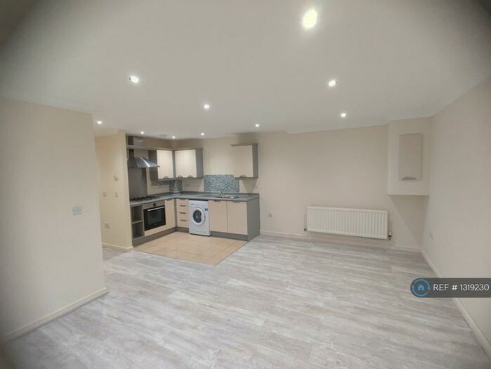 2 Bedroom Flat To Rent In Saunders Close, Ilford, IG1