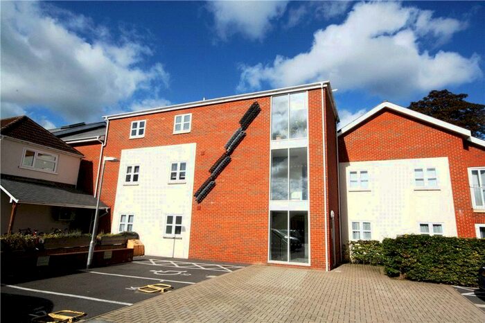 2 Bedroom Flat To Rent In Worplesdon Road, Guildford, Surrey, GU2