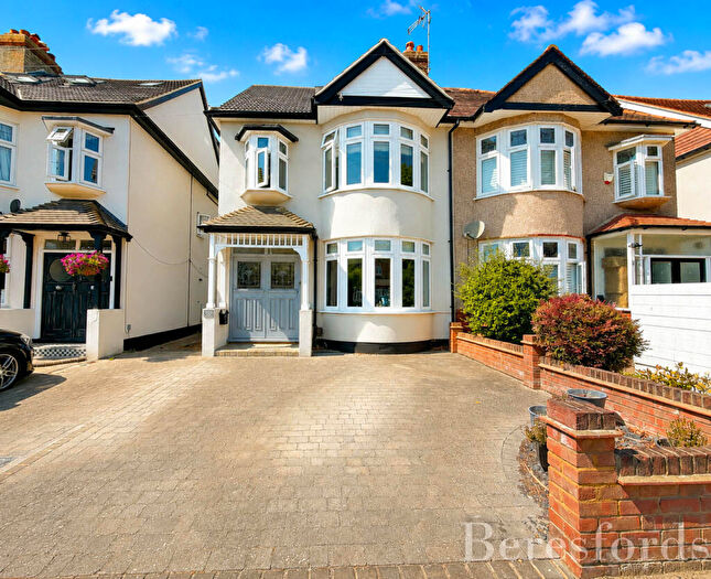 4 Bedroom Semi-Detached House For Sale In Hyland Way, Hornchurch, RM11