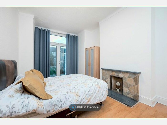 2 Bedroom Flat To Rent In Lynford Gardens, Ilford, IG3