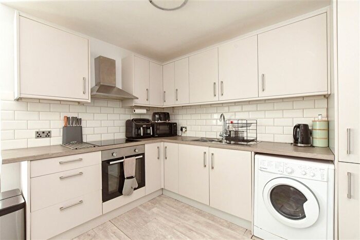 2 Bedroom Flat For Sale In Chaldon Road, Caterham, Surrey, CR3