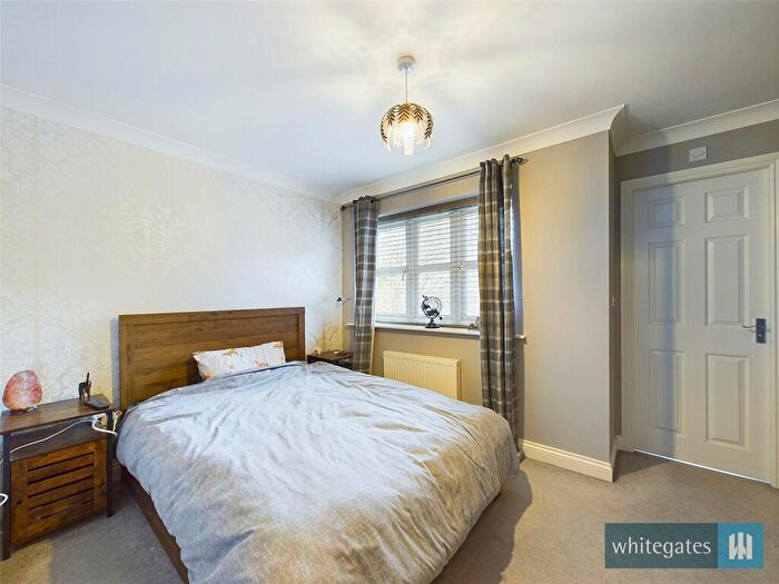 3 Bedroom Town House For Sale In Frogmoor Avenue, Bradford, West Yorkshire, BD12