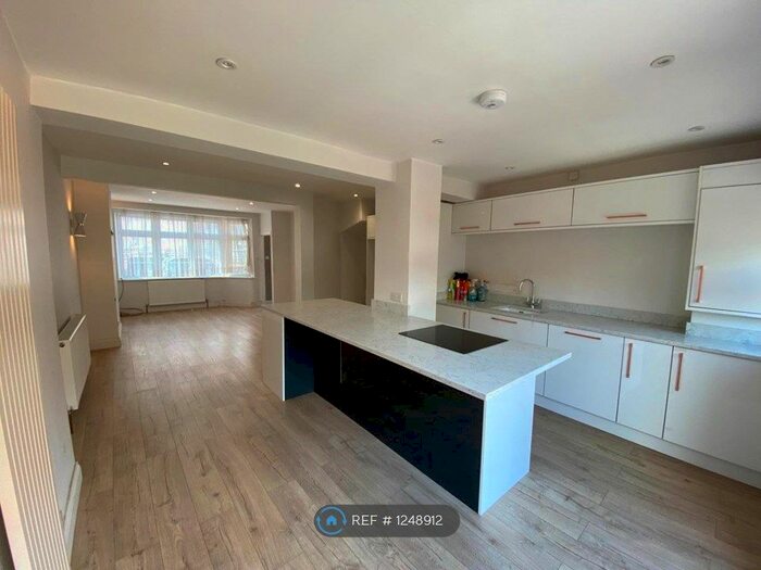 2 Bedroom Terraced House To Rent In Pembroke Avenue, Enfield EN1