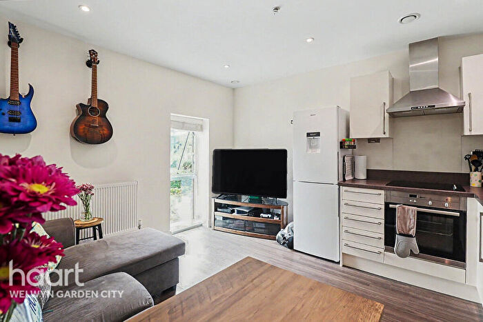1 Bedroom Flat For Sale In Bessemer Road, Welwyn Garden City, AL7