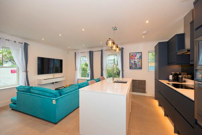 1 Bedroom Flat To Rent In Castlegate, London, TW9