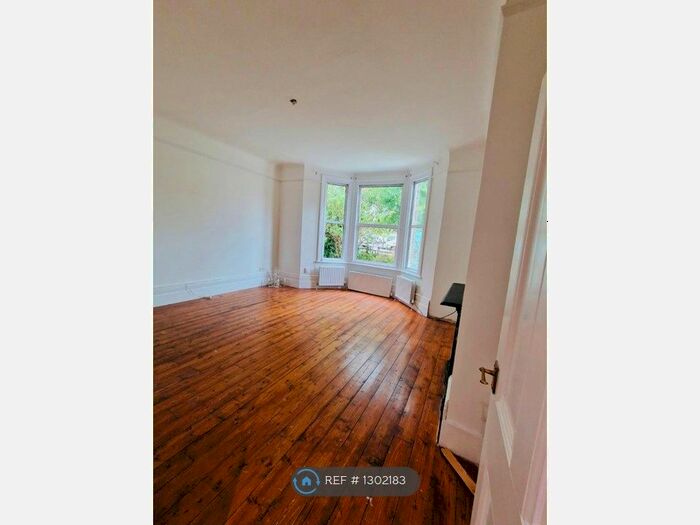 2 Bedroom Flat To Rent In Kempshott Road, London, SW16