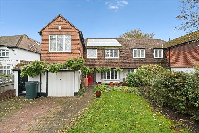 3 Bedroom Semi Detached House For Sale In Onslow Close, Thames Ditton, Surrey, KT7